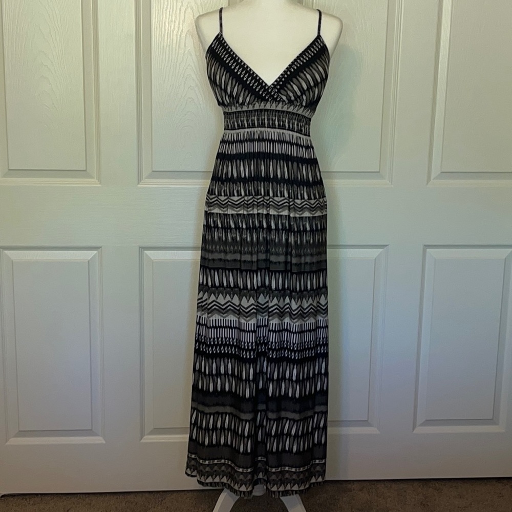 NWOT Black/Grey/White design maxi dress with adjustable spaghetti straps. Size M